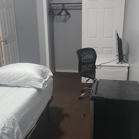 Room In A Beach House With King Size Bed In A Landlord Hosted Three Bedroom Apartment Nowy Jork Zewnętrze zdjęcie