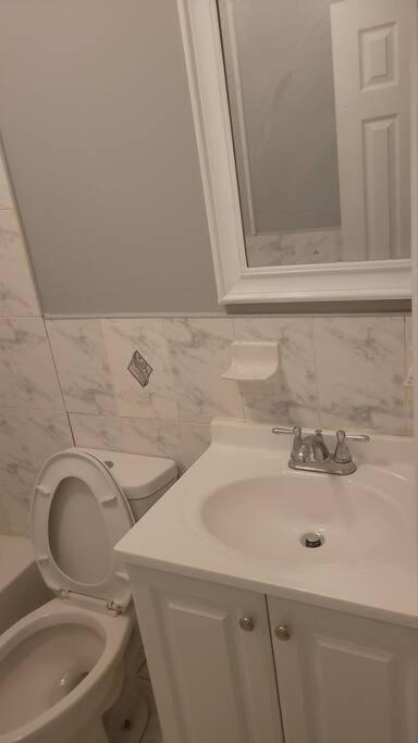Room In A Beach House With King Size Bed In A Landlord Hosted Three Bedroom Apartment Nowy Jork Zewnętrze zdjęcie
